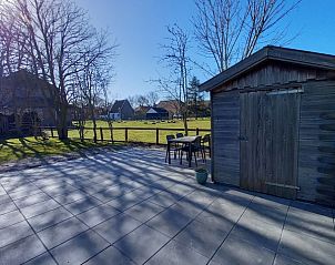 Gerumige Terrasse des Ferienhauses Flipper Hollum Ameland mit Blick ins Grne.