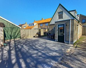 Sonnige Terrasse am Ferienhaus Flipper Hollum Ameland mit Sitzgelegenheit.