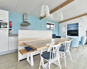 Eetgedeelte in Vrijstaande woning in Hollum, Ameland, met moderne inrichting en veel licht.