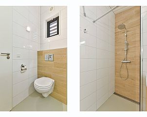 Moderne badkamer met douche in Vrijstaande woning in Hollum, Ameland, Waddeneilanden.