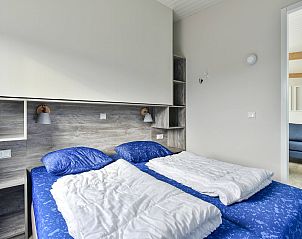 Ruime slaapkamer van Vrijstaande woning in Hollum, Ameland, met moderne inrichting.
