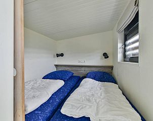 Knusse slaapkamer met twee bedden in Vrijstaande woning in Hollum, Ameland.