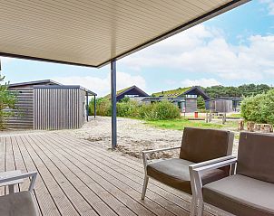 Terras met uitzicht op de natuur bij Vrijstaande woning in Hollum, Ameland.