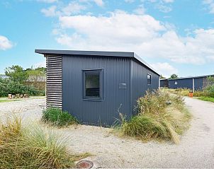 Buitenkant van Vrijstaande woning in Hollum, Ameland, omgeven door duinen.