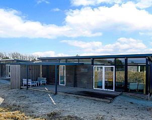 Vakantiehuis in Hollum, Ameland met ruime veranda en zitgelegenheid.