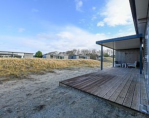 Terras van vrijstaande woning in Hollum, Ameland met uitzicht op duinen.