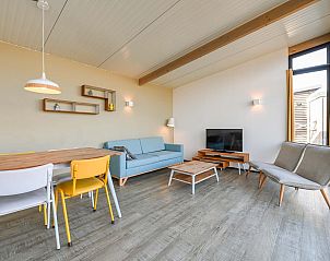 Gezellige woonkamer in vakantiehuis in Hollum, Ameland met moderne inrichting.