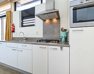 Moderne keuken in vrijstaande woning in Hollum, Ameland met kookplaat en oven.