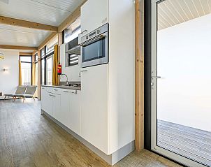 Ruime keuken in vakantiehuis in Hollum, Ameland met toegang tot terras.