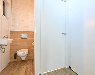 Badkamer in vrijstaande woning in Hollum, Ameland met toilet en wastafel.