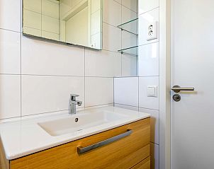 Wastafel in moderne badkamer van vrijstaande woning in Hollum, Ameland.