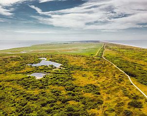 Uitzicht op natuur en duinen rondom vakantiehuis in Hollum, Ameland.