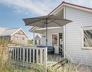 Geniet van de zon op het terras van Eilandlodge 4, een gezellig vakantiehuis in Hollum, Ameland, te midden van de prachtige natuur van de Waddeneilanden.