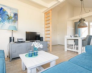 Gezellige woonkamer van Eilandlodge 4 in Hollum, Ameland, met moderne inrichting en comfortabele zitruimte in een vakantiehuis.