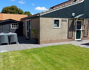 Vakantiehuis Zeester in Hollum, Ameland met zonnige tuin en terras, ideaal voor ontspanning op de Waddeneilanden.