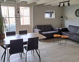 Ruime woonkamer in vakantiehuis Zeester, Hollum, Ameland, met comfortabele banken en veel natuurlijk licht.