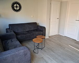 Stijlvolle zithoek in vakantiehuis Zeester, Hollum, Ameland, perfect voor ontspanning na een dag op de Waddeneilanden.