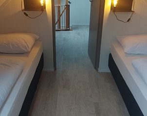 Tweepersoons slaapkamer in vakantiehuis Zeester, Hollum, Ameland, met moderne inrichting en warme sfeer.