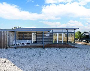 Terras van de vrijstaande woning in Hollum, Ameland, vakantiehuis met moderne veranda op de Waddeneilanden.