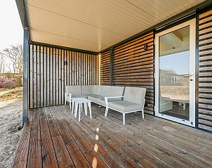 Comfortabele zithoek op het terras van de vrijstaande woning in Hollum, Ameland, ideaal vakantiehuis op de Waddeneilanden.