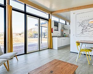 Open keuken en eetruimte in de vrijstaande woning in Hollum, Ameland, modern vakantiehuis op de Waddeneilanden.