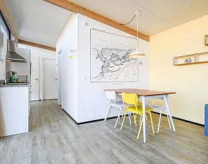 Eethoek met kunst aan de muur in de vrijstaande woning in Hollum, Ameland, vakantiehuis op de Waddeneilanden.