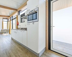 Moderne keuken in de vrijstaande woning in Hollum, Ameland, vakantiehuis met strakke inrichting op de Waddeneilanden.