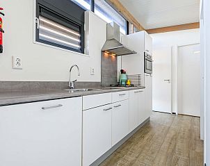 Keuken met apparatuur in de vrijstaande woning in Hollum, Ameland, vakantiehuis op de Waddeneilanden.