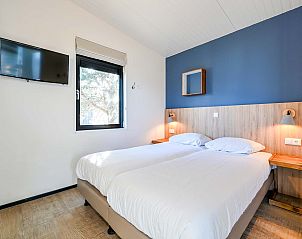 Slaapkamer met tweepersoonsbed in de vrijstaande woning in Hollum, Ameland, comfortabel vakantiehuis op de Waddeneilanden.