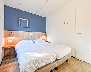 Rustige slaapkamer in de vrijstaande woning in Hollum, Ameland, vakantiehuis met tweepersoonsbed op de Waddeneilanden.