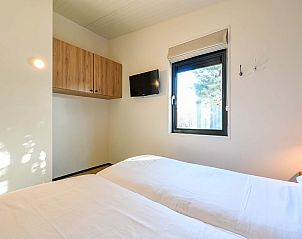 Slaapkamer met tv in de vrijstaande woning in Hollum, Ameland, vakantiehuis op de Waddeneilanden.