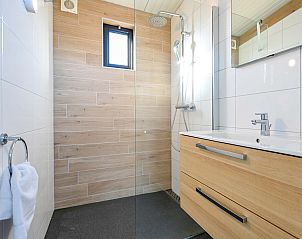 Moderne badkamer in de vrijstaande woning in Hollum, Ameland, vakantiehuis met inloopdouche op de Waddeneilanden.