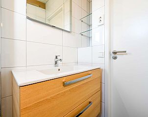 Strakke wastafel in de badkamer van de vrijstaande woning in Hollum, Ameland, vakantiehuis op de Waddeneilanden.