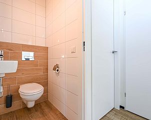 Toilet in de vrijstaande woning in Hollum, Ameland, vakantiehuis met moderne badkamer op de Waddeneilanden.