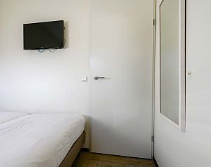 Slaapkamer met kastruimte in de vrijstaande woning in Hollum, Ameland, vakantiehuis op de Waddeneilanden.