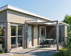 Amelandlodge 4 in Hollum, Ameland biedt een serene vakantie-ervaring met een zonnig terras en moderne vakantiehuisfaciliteiten.