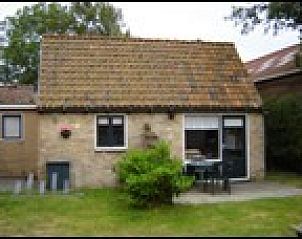 Charmant vakantiehuis Pirolie in Hollum, Ameland, met groene tuin en rustieke uitstraling.