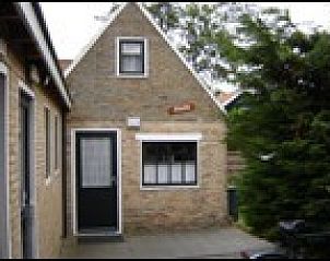 Traditionele gevel van vakantiehuis Pirolie in Hollum, Ameland, met charmante bakstenen en landelijke charme.