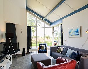 Gezellige woonkamer in Duinvilla 6, vakantiehuis in Hollum, Ameland, met uitzicht op de natuur van de Waddeneilanden.