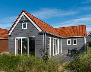 Waddenlodge 6 in Hollum, Ameland, biedt een charmant vakantiehuis met terras, gelegen te midden van de serene natuur van de Waddeneilanden.