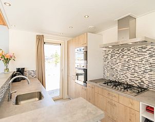 Moderne keuken in Waddenlodge 6, een vakantiehuis in Hollum, Ameland. Geniet van comfort en stijl op de prachtige Waddeneilanden.