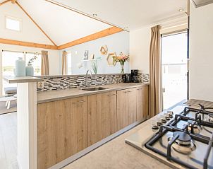 Gezellige slaapkamer in Waddenlodge 6, Hollum, Ameland met comfortabele bedden en moderne inrichting, ideaal voor een ontspannen vakantie op de Waddeneilanden.