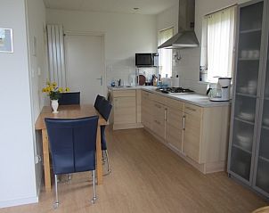 Moderne keuken in ALFIT vakantiehuis, Hollum, Ameland met eetruimte en keukenapparatuur.
