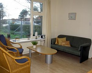Gezellige woonkamer in ALFIT vakantiehuis, Hollum, Ameland met comfortabele zitplaatsen.