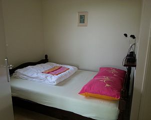 Slaapkamer in ALFIT vakantiehuis, Hollum, Ameland met knus tweepersoonsbed.