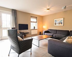 Gezellige woonkamer van Engelsmanduinvilla Deluxe 6 in Hollum, Ameland, een comfortabel vakantiehuis op de Waddeneilanden.