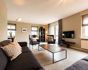 Stijlvolle eetkamer in Engelsmanduinvilla Deluxe 6, een luxe vakantiehuis in Hollum, Ameland, met moderne keuken en gezellige sfeer.