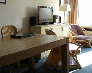 Gemtliches Wohnzimmer in Amelander Kaap Nr. 54, einer Ferienwohnung in Hollum, Ameland, mit komfortabler Sitzecke und moderner Ausstattung.