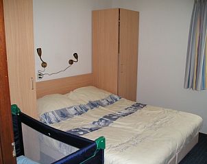 Comfortable bedroom in Kleefkruid bungalow, Hollum, Ameland with double bed.