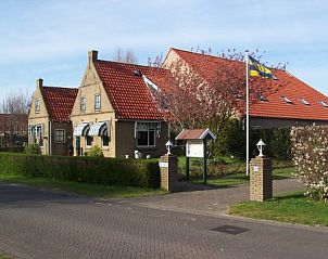 Freyenburgh vakantiehuis in Hollum, Ameland met charmante gevel en tuin, ideaal voor een ontspannen verblijf op de Waddeneilanden.